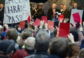 Na Albertově dostal Miloš Zeman několik červených karet.