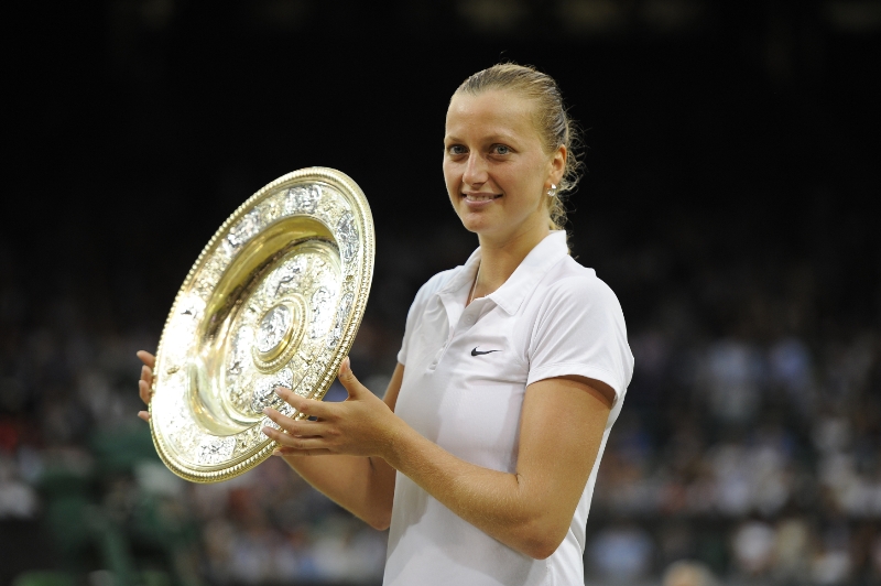 Petra Kvitová s trofejí pro vítězku Wimbledonu.