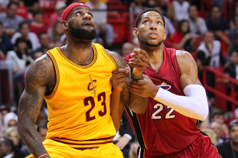 LeBron James (vlevo) se vrátil do Miami, s basketbalisty Clevelandu však ve čtvrtečním utkání NBA prohrál ve svém bývalém působišti 91:101. 