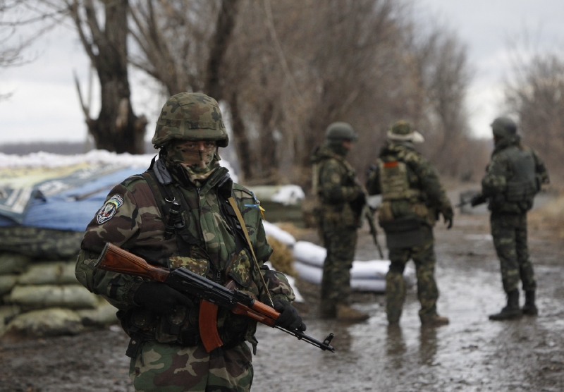 Ukrajinští vojáci nedaleko města Debaltseve v Doněcké oblasti. Ukrajinští vojáci nedaleko města Debaltseve v Doněcké oblasti.