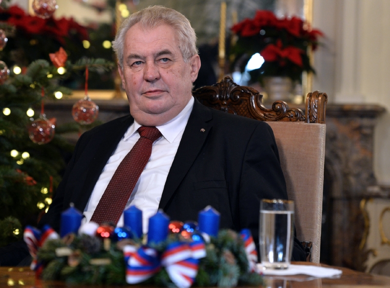 Zeman přiznal kila navíc před pátečním Vánočním poselstvím.