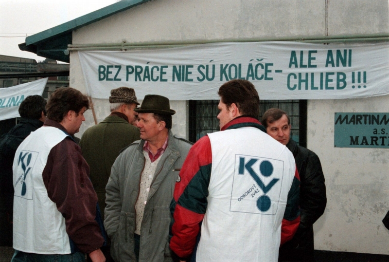 O sociální dávky přišlo tisíce Slováků. O sociální dávky přišlo tisíce Slováků.