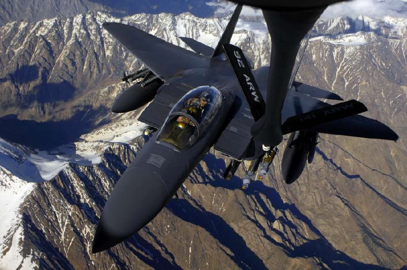 F-15 Strike Eagle tankuje nad Afghánistánem.