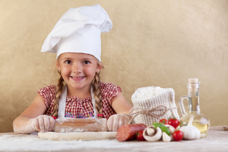 "Děti mají vaření rády. A vaření je báječná metoda, jak jim mimochodem zprostředkovat řadu dalších dovedností a znalostí," řekl Jamie. "Děti mají vaření rády. A vaření je báječná metoda, jak jim mimochodem zprostředkovat řadu dalších dovedností a znalostí," řekl Jamie.