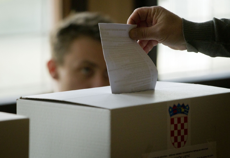 Současná hlava státu podle průzkumů u volebních místností získala 38,9 procenta hlasů.