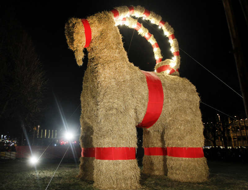 Slaměná koza ve švédském Gävle. Slaměná koza ve švédském Gävle.