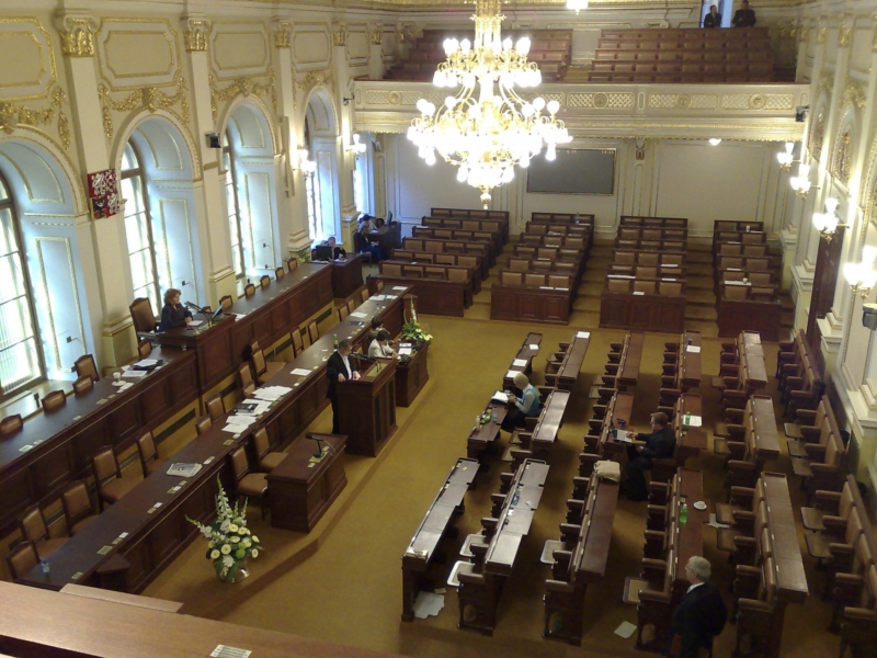 Prázdná sněmovna. Nejnižší účast mají poslanci, kteří jsou zároveň ve vládě.