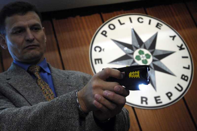 Policisté museli na Japonce použít taser. Policisté museli na Japonce použít taser.