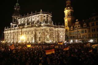 Demonstrace hnutí PEGIDA v Drážďanech.