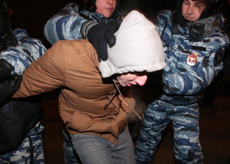 Policistky zatýkají jednoho "protistátního živla".