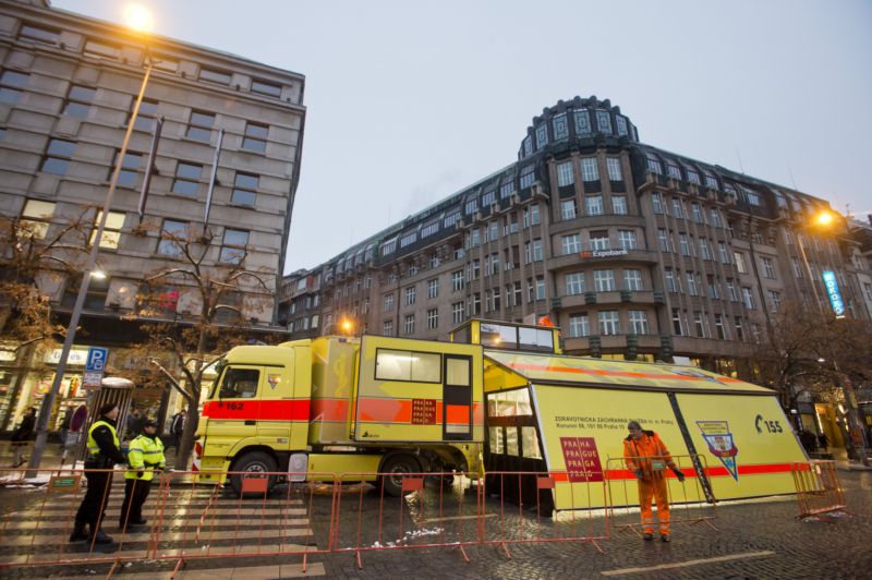 Pražští záchranáři měli na rohu Václavského náměstí a Štěpánské ulice speciální sanitní vůz Golem, ve kterém ošetřovali zraněné. Pražští záchranáři měli na rohu Václavského náměstí a Štěpánské ulice speciální sanitní vůz Golem, ve kterém ošetřovali zraněné.