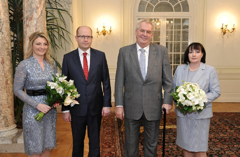 Prezident Miloš Zeman (druhý zprava) s chotí Ivanou (vpravo) přivítali 2. ledna na novoročním obědě v Lánech premiéra Bohuslava Sobotku a jeho ženu Olgu. Prezident Miloš Zeman (druhý zprava) s chotí Ivanou (vpravo) přivítali 2. ledna na novoročním obědě v Lánech premiéra Bohuslava Sobotku a jeho ženu Olgu.