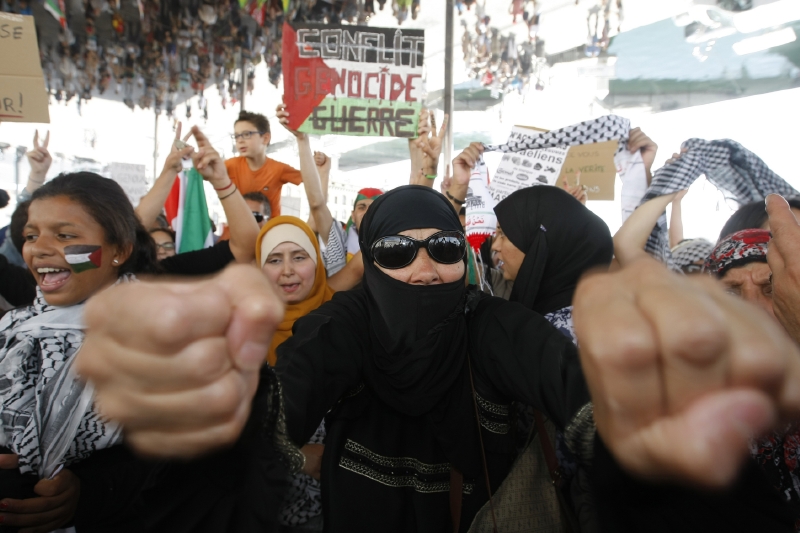 Protest Arabů v Paříži proti Izraeli.