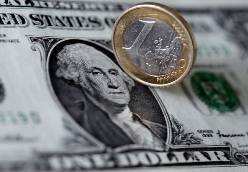 "Euro by se mohlo propadnout pod 1,20 USD, protože je zde riziko, že čísla o inflaci v eurozóně budou příští týden velmi nízká," řekl analytik Niels Christensen. "Euro by se mohlo propadnout pod 1,20 USD, protože je zde riziko, že čísla o inflaci v eurozóně budou příští týden velmi nízká," řekl analytik Niels Christensen.
