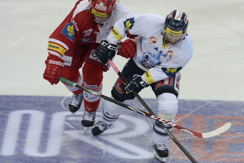 Utkání 28. kola hokejové extraligy HC Slavia Praha - Bílí Tygři Liberec 2. ledna v Praze. Útočník Slavie Michal Poletín (vlevo) a útočník Liberce Tomáš Bulík.