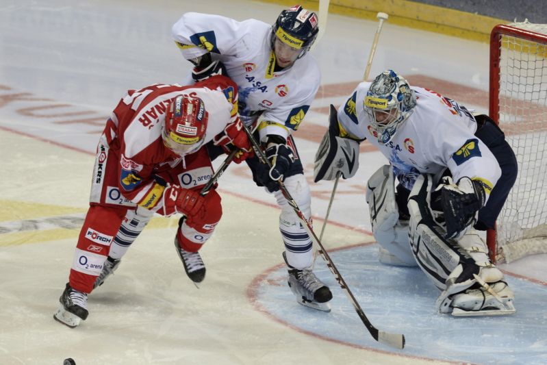 Utkání 28. kola hokejové extraligy HC Slavia Praha - Bílí Tygři Liberec 2. ledna v Praze. Zleva útočník Slavie Jakub Sklenář, obránce Liberce David Kajínek a brankář Ján Lašák.