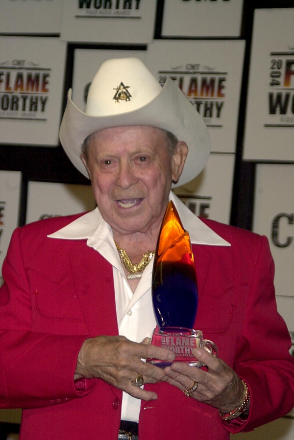 Americký country zpěvák, skladatel a kytarista Little Jimmy Dickens. Americký country zpěvák, skladatel a kytarista Little Jimmy Dickens.