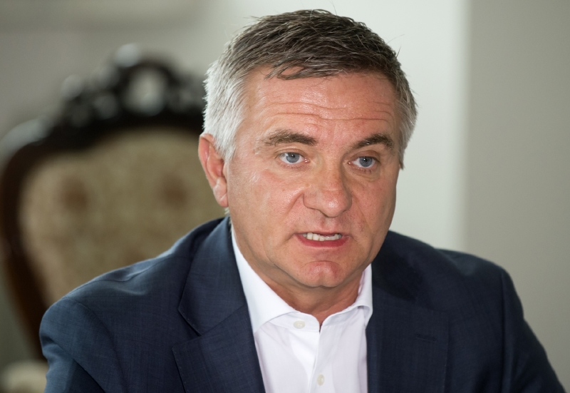 Vratislav Mynář nemá prověrku, ale peníze na novou vilu ano. Vratislav Mynář nemá prověrku, ale peníze na novou vilu ano.