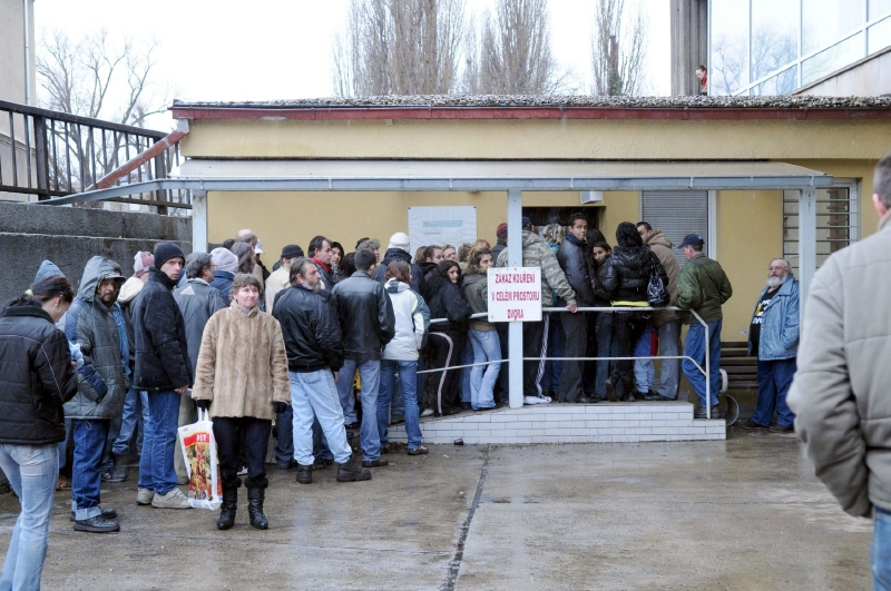 Fronta na výdej sociálních dávek v Chomutově.