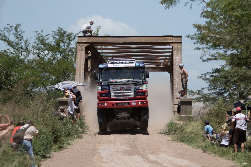 Dodatečná penalizace připravila českého pilota kamionu Tatra Martina Kolomého o průběžné třetí místo na Rallye Dakar. Dodatečná penalizace připravila českého pilota kamionu Tatra Martina Kolomého o průběžné třetí místo na Rallye Dakar.