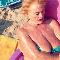 Fotografie nazvaná "Když Hollywood potkal Benidorm (letovisko ve Španělsku)" vznikla v červenci na pobřeží Costa Blanca. Autorem je Maria Moldesová (@mariomoldes).