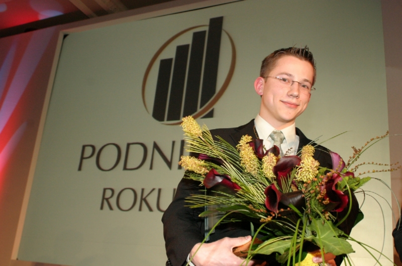 Mladičký Jan Řežáb při přebírání ceny začínající podnikatel roku v roce 2005.