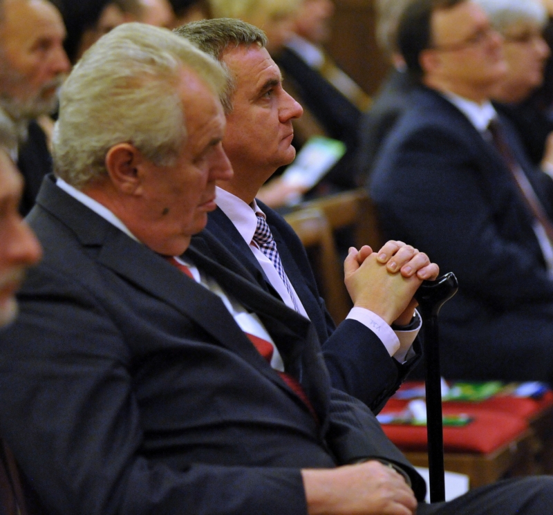 Prezident Zeman (vlevo) a jeho kancléř Vratislav Mynář. Prezident Zeman (vlevo) a jeho kancléř Vratislav Mynář.