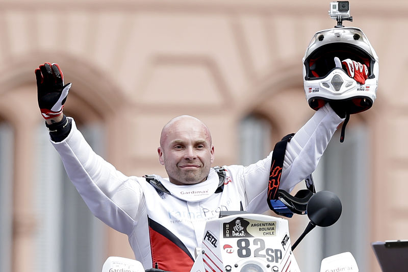 Polský motocyklový jezdec Michal Hernik zahynul ve třetí etapě Rallye Dakar.