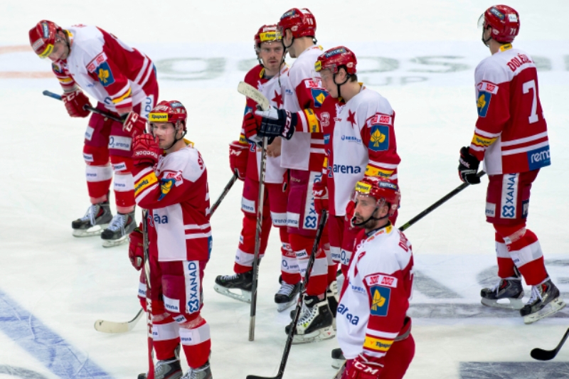 Zklamaní hokejisté pražské Slavie po další prohře.