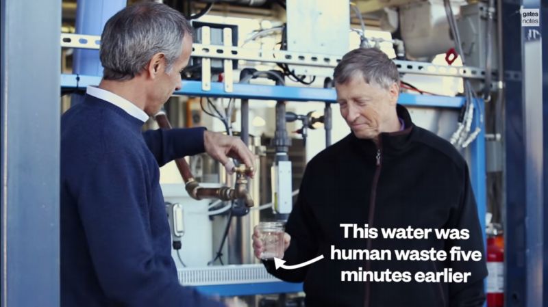 Bill Gates sám vypije sklenici vody vyrobené převratnou metodou.