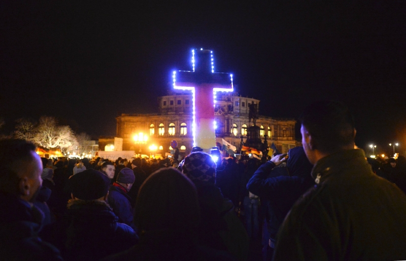 Mohutné demonstrace proti islamistům v Drážďanech.