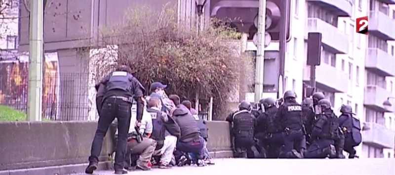 Porte de Vincennes. Policie v další akci. Snímek z televize France 2.