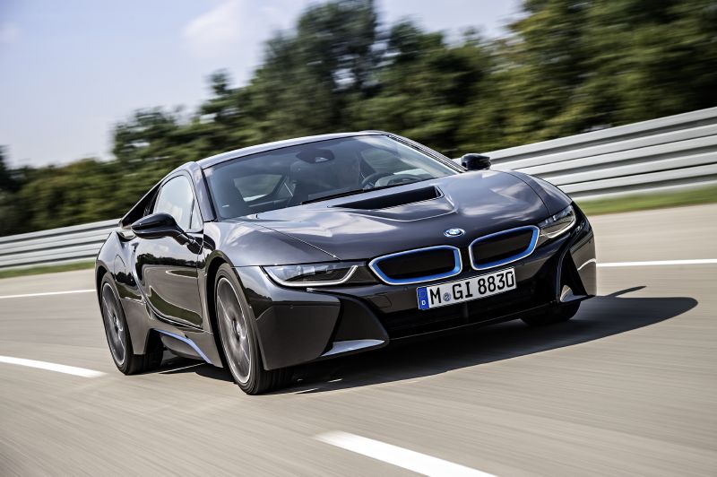 Nabídka vozů s alternativním pohonem se postupně rozšiřuje, je v ní v BMW i8.