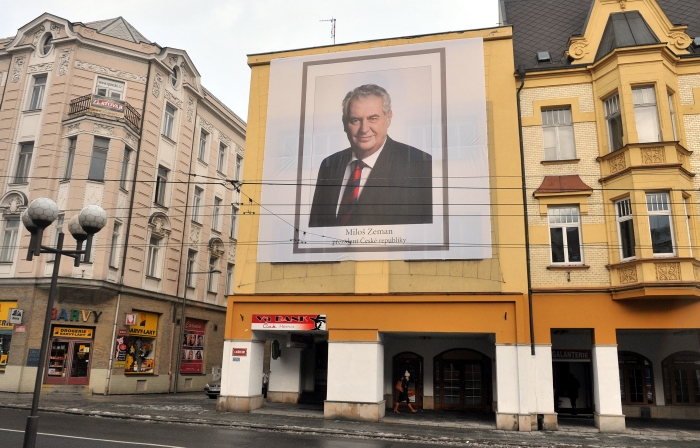 Obří plakát na domě v Opavě. Obří plakát na domě v Opavě.