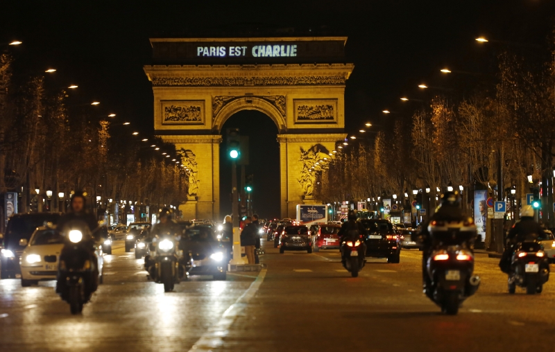 Vítězný oblouk se svítícími slovy "Paris est Charlie" - Paříž je Charlie.