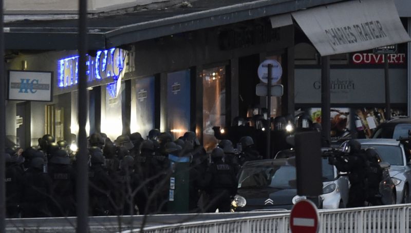 Okamžik, kdy zásahové jednotky provedly útok v obchodě na Cours de Vincennes, ve kterém Amedy Coulibaly držel rukojmí.