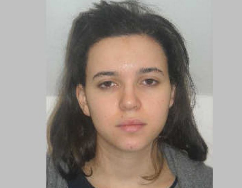 Hayat Boumeddienová, přítelkyně Amedyho Coulibalyho, je stále na útěku. Podle policie je ozbrojená a velmi nebezpečná.