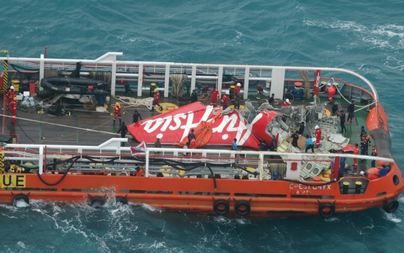 Ocasní část letadla AirAsia na lodi pátracího týmu.