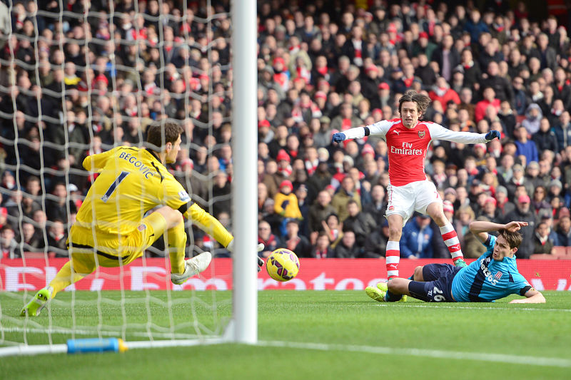 Fotbalisté Arsenalu i díky přihrávce reprezentačního kapitána Tomáše Rosického porazili doma Stoke 3:0.
