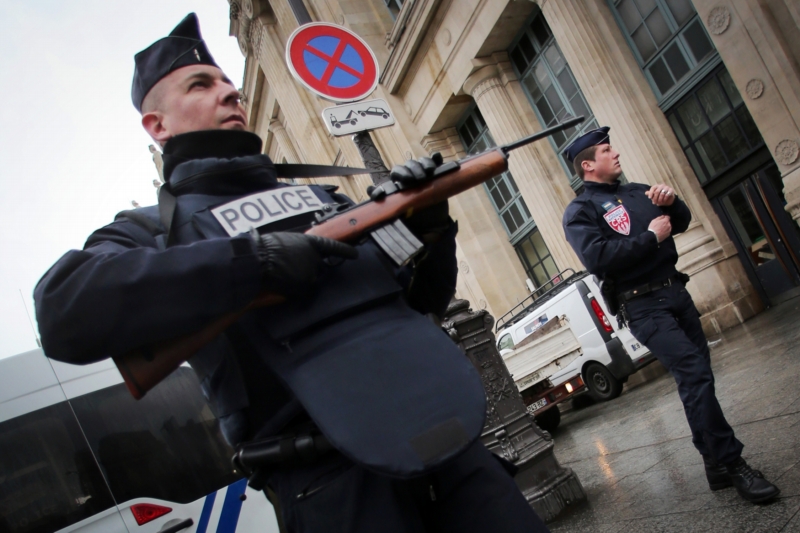 Policisté na místě zásahu proti teroristům v Paříži.