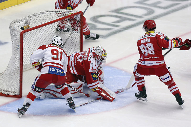 Třinec podle očekávání přesvědčivě porazil Slavii 5:2. 