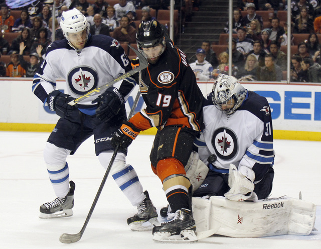 Brankář Ondřej Pavelec v zápase NHL.