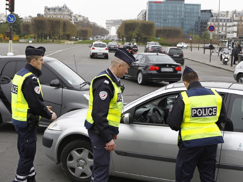 Francouzská policie dohlíží na bezpečnost v ulicích (ilustrační foto).