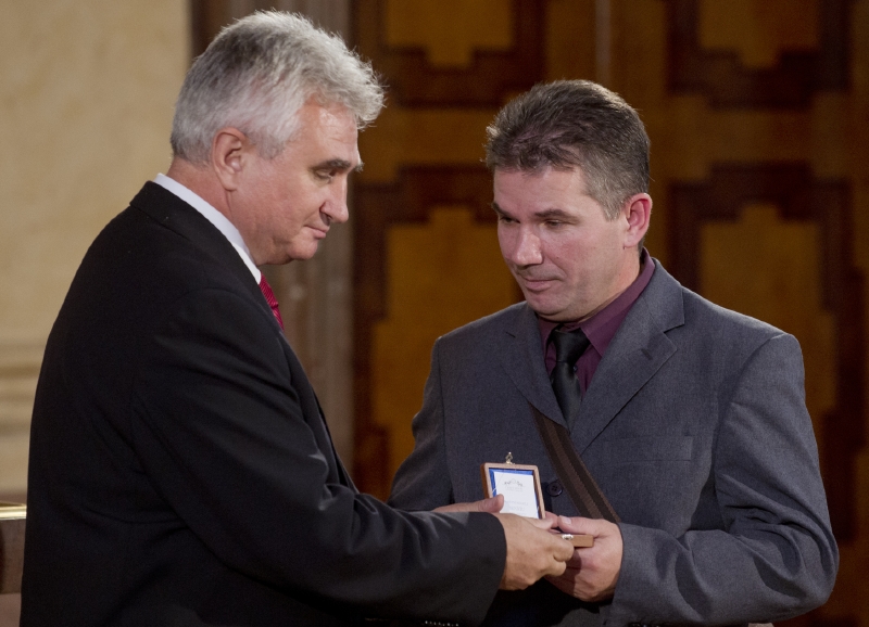 Gjon Perdedaj získal v roce 2013 stříbrnou medaili Senátu. Gjon Perdedaj získal v roce 2013 stříbrnou medaili Senátu.