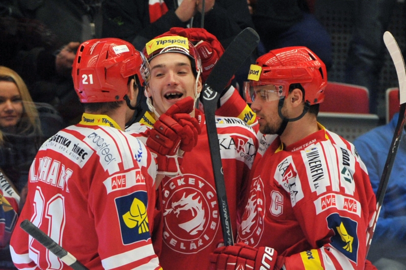 Utkání 35. kola hokejové extraligy HC Oceláři Třinec - Mountfield Hradec Králové 12. ledna v Třinci. Třinečtí (zleva) Tomáš Linhart, Marek Růžička a Rostislav Klesla se radují z gólu.