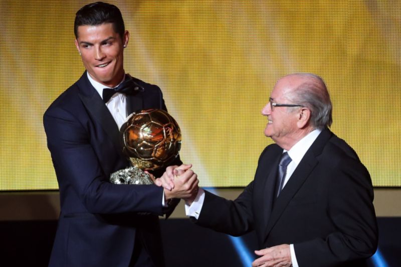 Cristiano Ronaldo přijímá ocenění.