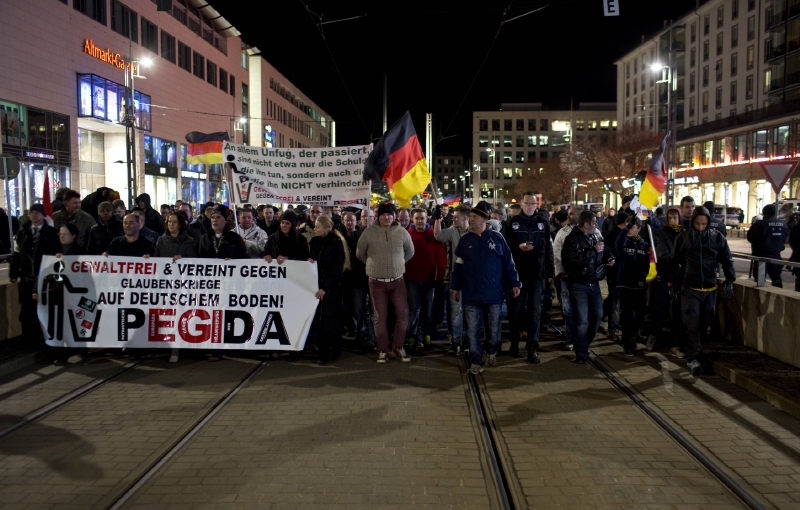Pegida kráčí 12. ledna 2015 centrem Drážďan.