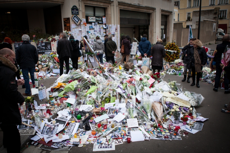 Pieta před redakcí týdeníku Charlie Hebdo.