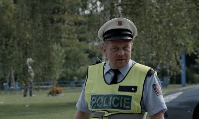 Petr Čtvrtníček v kostýmu policisty.