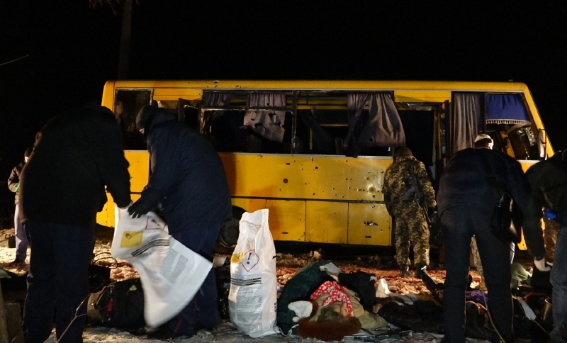 Autobus, který byl terčem ostřelování na Ukrajině. Zatím si útok vyžádal 12 obětí.